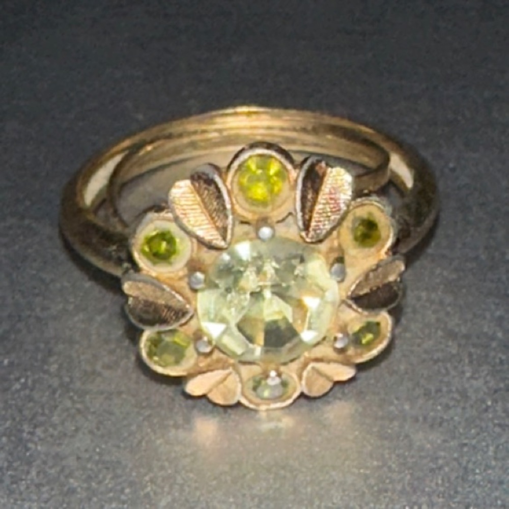 Vintage Avon 1974 Peridot Gold-Toned Floral Ring
